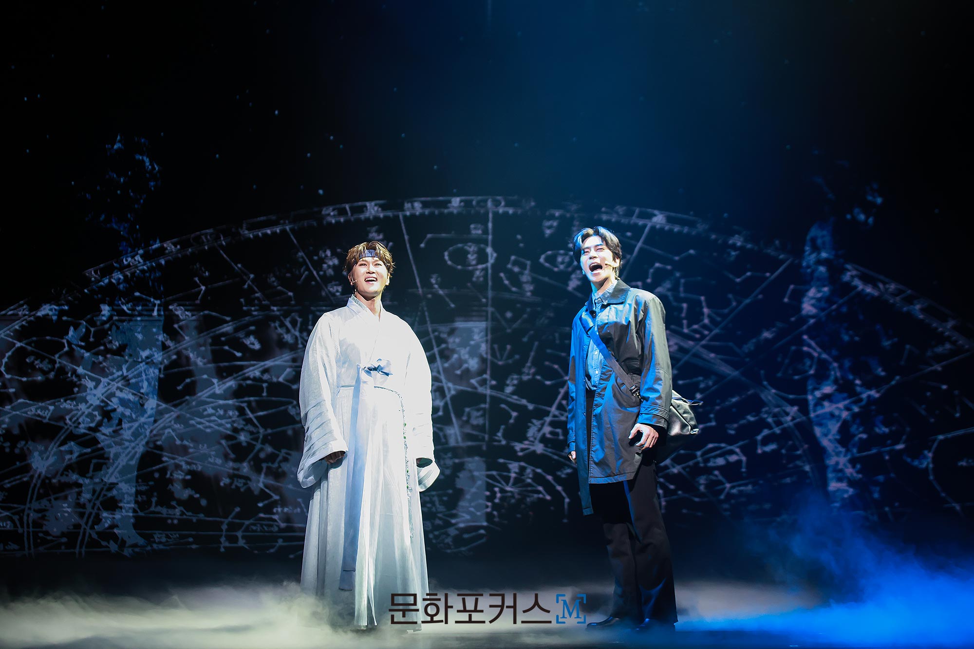 12월 9일 충무아트센터 대극장에서 진행된 뮤지컬 〈한복 입은 남자〉 프레스콜에서 진석 역의 배우 신성록과 영실 역의 배우 박은태가〈비차 rep〉 넘버에 맞춰 시연을 보이고 있다.|사진=박지민