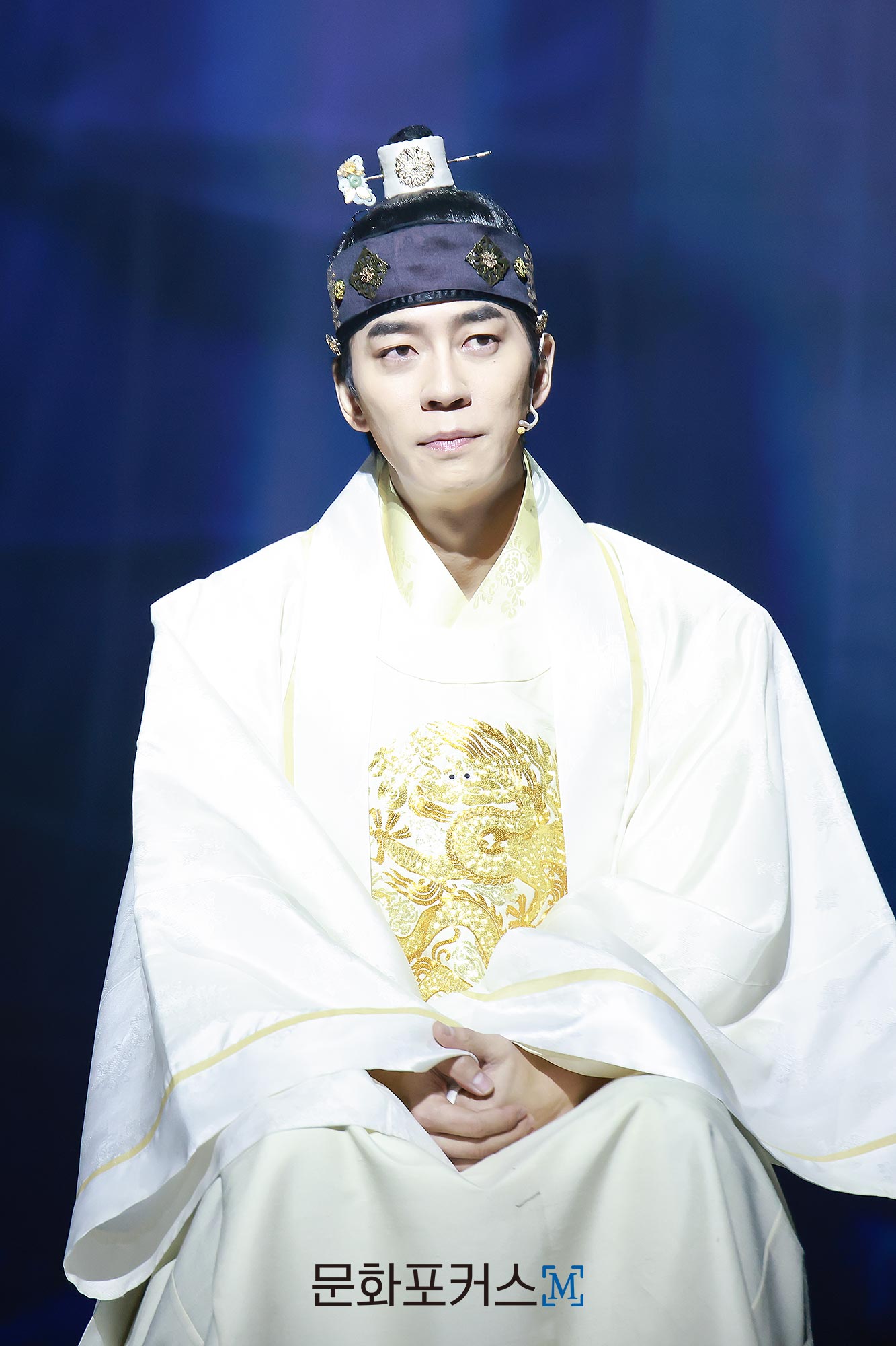 12월 9일 충무아트센터 대극장에서 진행된 뮤지컬 〈한복 입은 남자〉기자회견에서 세종 역의 배우 신성록이 포즈를 취하고 있다.|사진=박지민