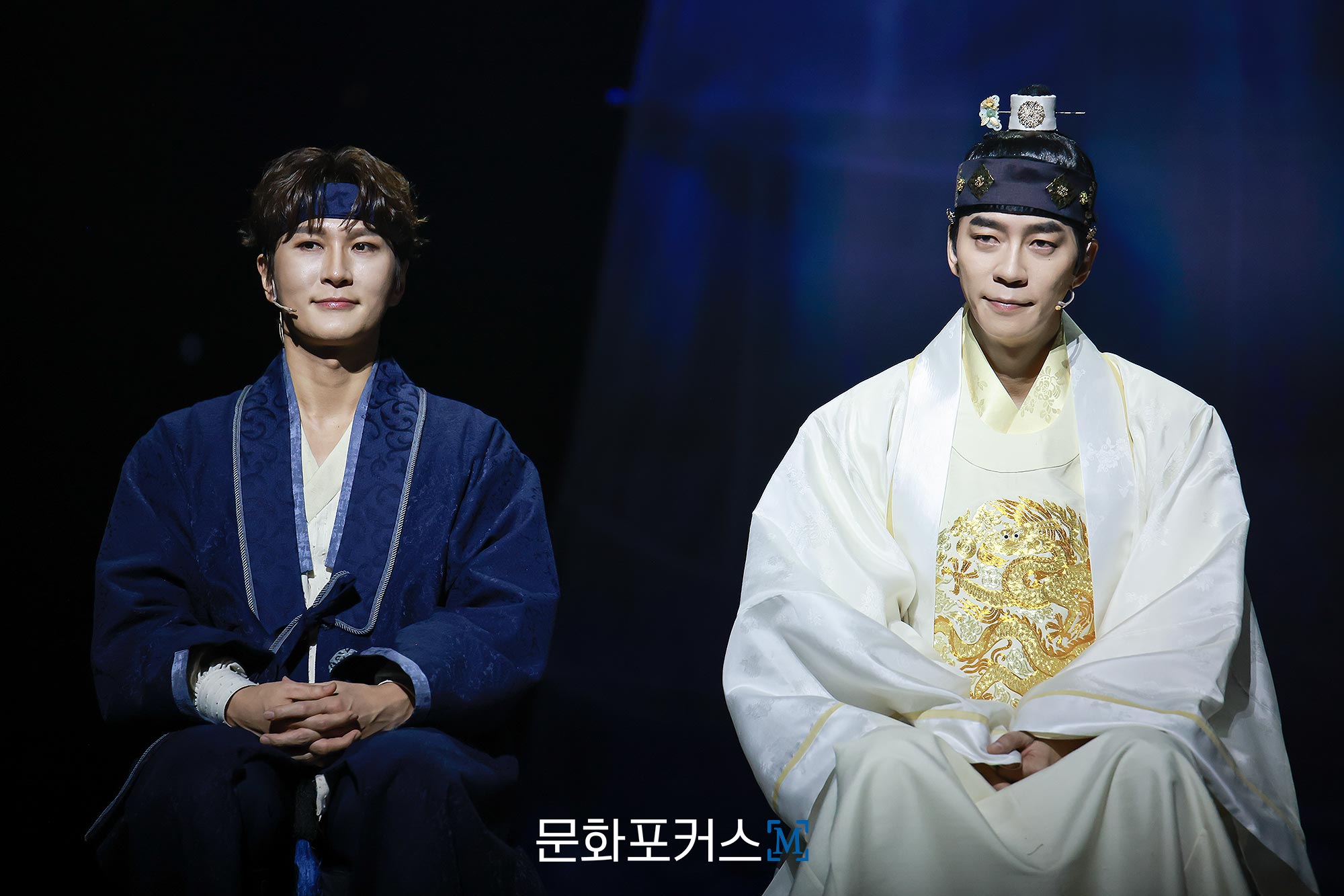 12월 9일 충무아트센터 대극장에서 진행된 뮤지컬 〈한복 입은 남자〉프레스콜 후 영실 역의 배우 박은태(좌측)와 세종 역의 배우 신성록(우측)이 기자회견에 응하고 있다.|사진=박지민