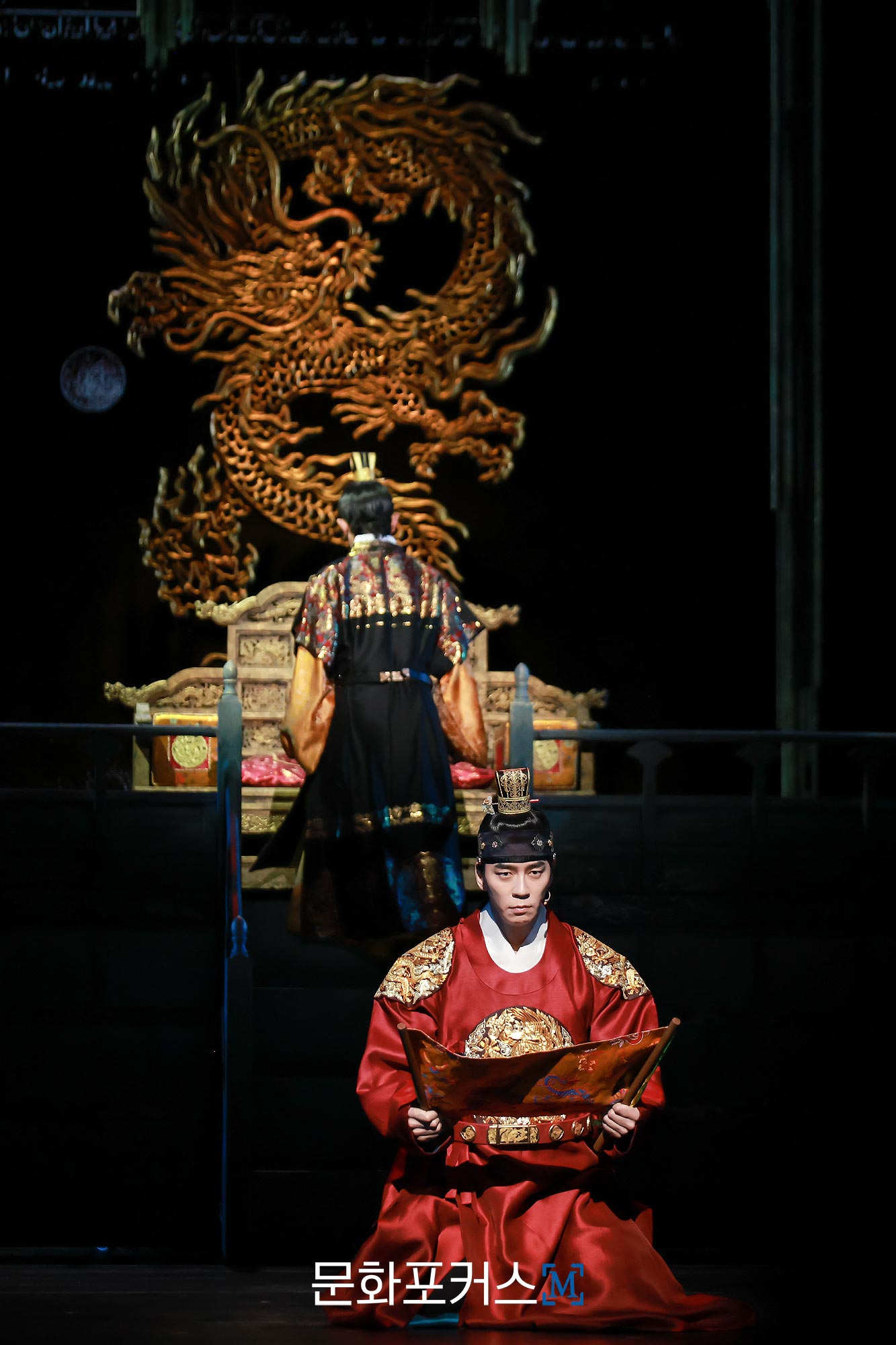 12월 9일 충무아트센터 대극장에서 뮤지컬 〈한복 입은 남자〉 프레스콜에서 세종 역의 배우 신성록이 〈그럼에도 불구하고〉 넘버에 맞춰 시연을 보이고 있다.｜사진=박지민