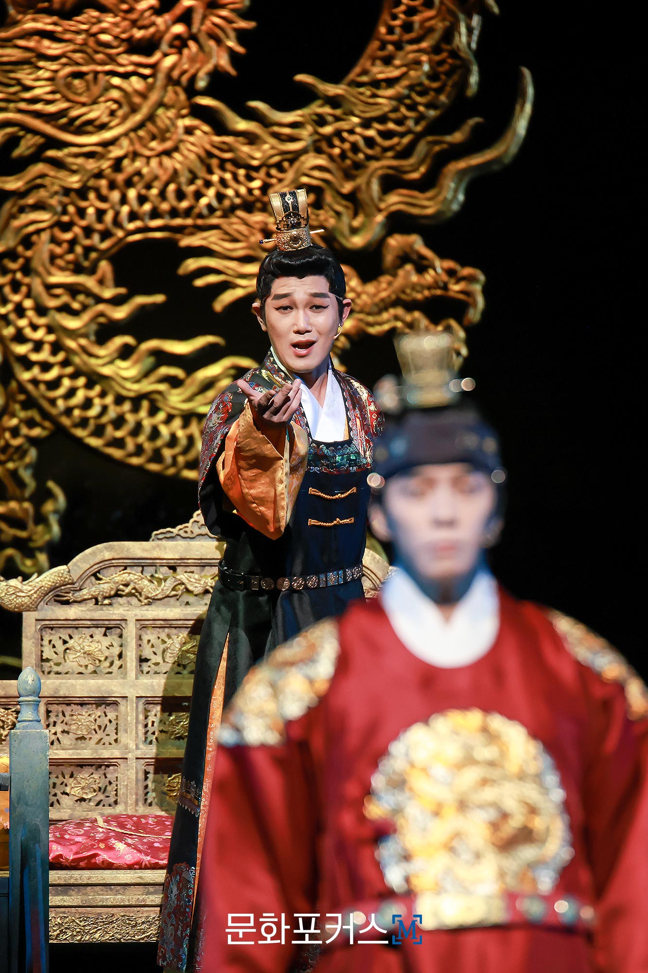 12월 9일 충무아트센터 대극장에서 뮤지컬 〈한복 입은 남자〉 프레스콜에서 세종 역의 배우 신성록이 〈그럼에도 불구하고〉 넘버에 맞춰 시연을 보이고 있다.｜사진=박지민