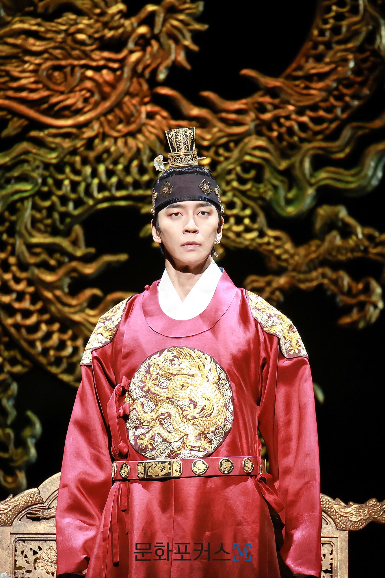 12월 9일 충무아트센터 대극장에서 뮤지컬 〈한복 입은 남자〉 프레스콜에서 세종 역의 배우 신성록이 〈그럼에도 불구하고〉 넘버에 맞춰 시연을 보이고 있다.｜사진=박지민