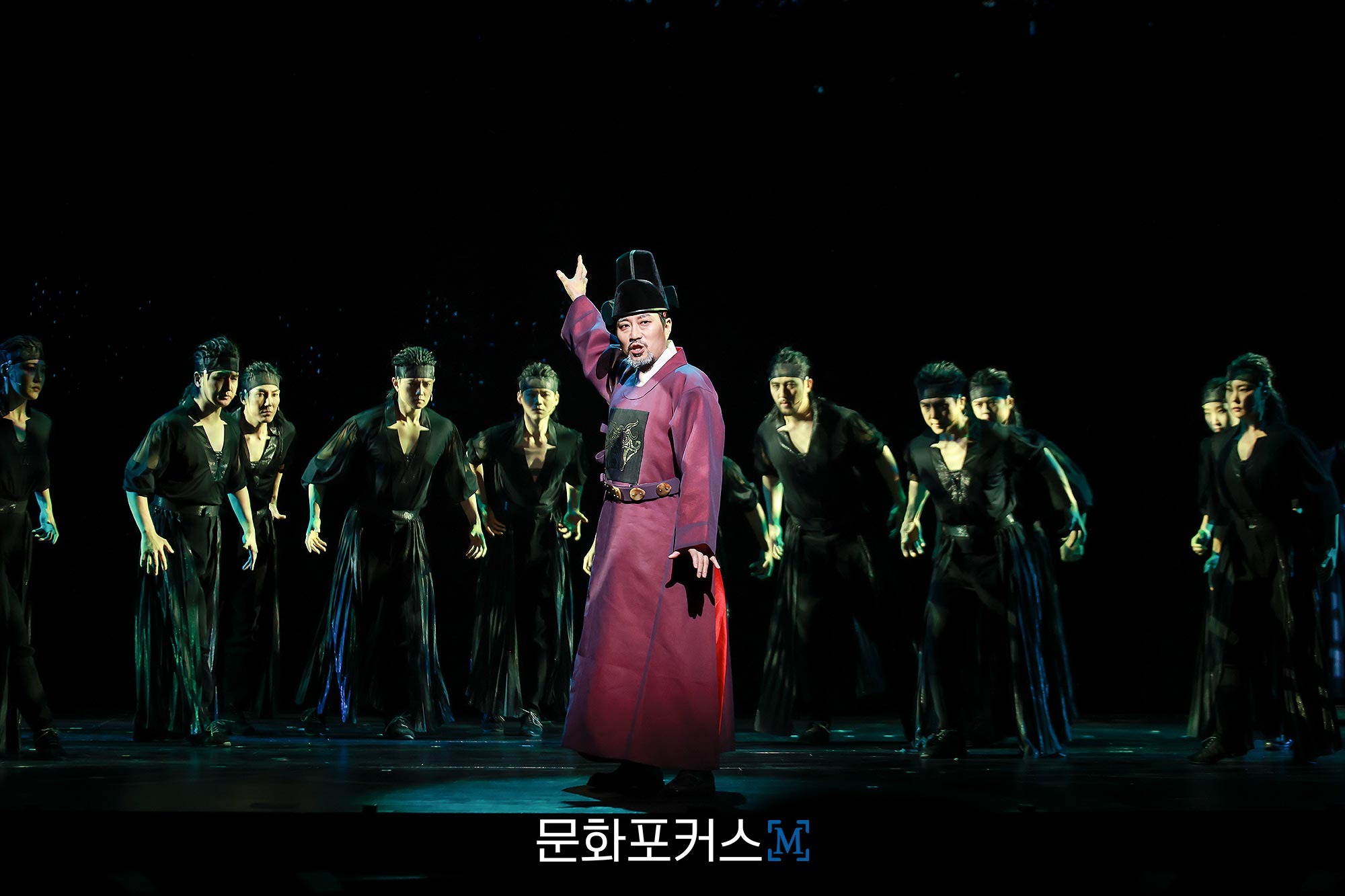 12월 9일 충무아트센터 대극장에서 진행된 뮤지컬 〈한복 입은 남자〉 프레스콜에서 이암 역의 배우 김주호가 〈말세〉 넘버에 맞춰 시연을 보이고 있다.|사진=박지민