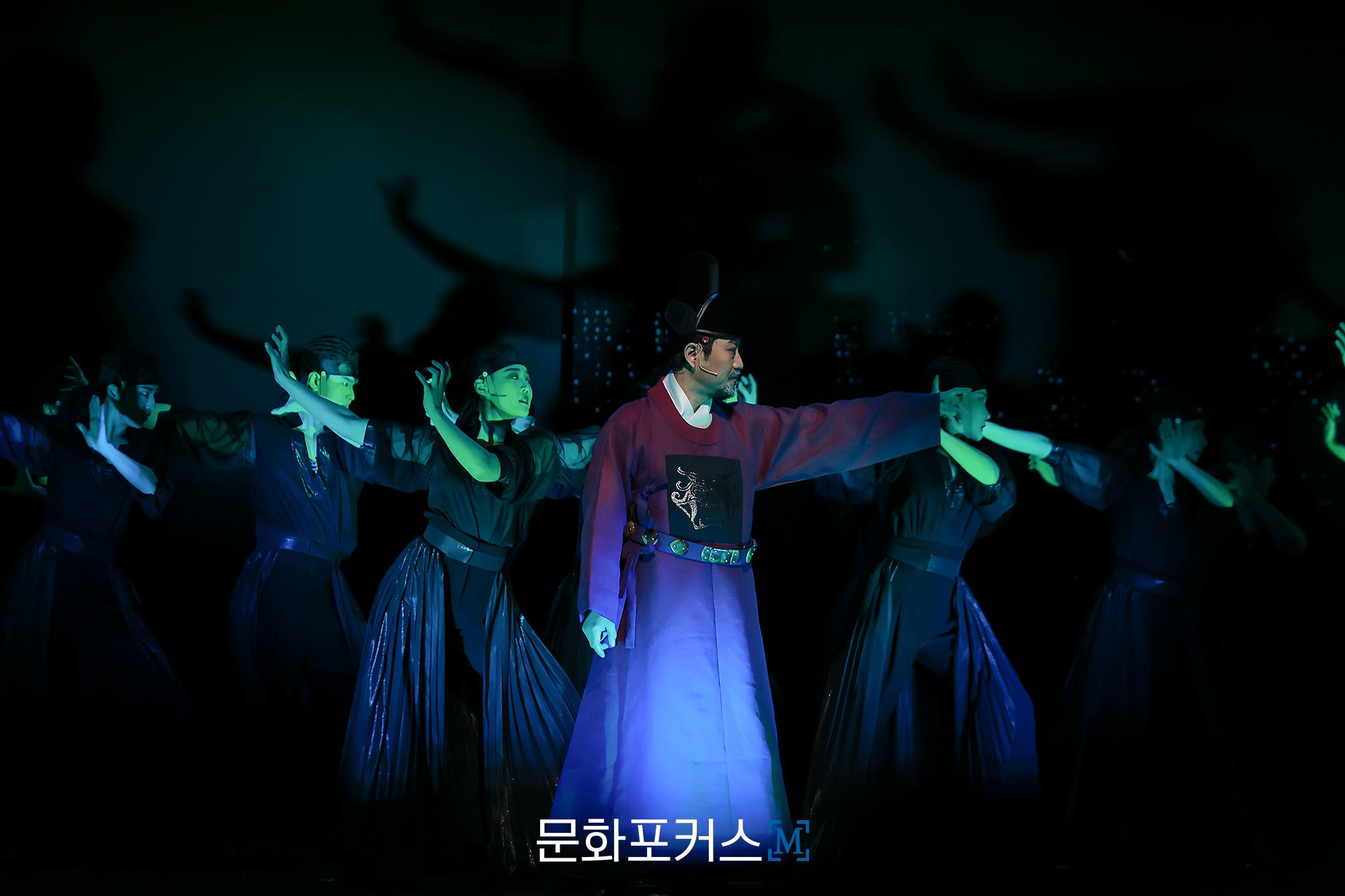 12월 9일 충무아트센터 대극장에서 진행된 뮤지컬 〈한복 입은 남자〉 프레스콜에서 이암 역의 배우 김주호가 〈말세〉 넘버에 맞춰 시연을 보이고 있다.|사진=박지민