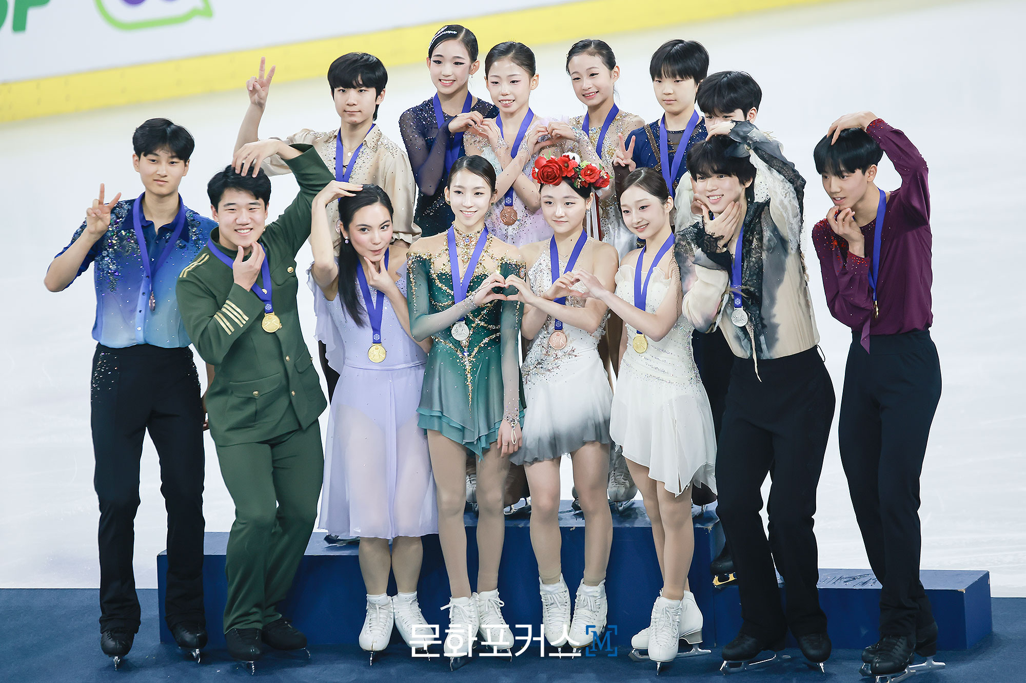 11월 30일 일요일 서울시 목동종합운동장 실내아이스링크에서 진행된 2025 전국남녀 피겨스케이팅 회장배 랭킹대회 수상자들이 시상식에서 포즈를 취하고 있다.|촬영=박지민