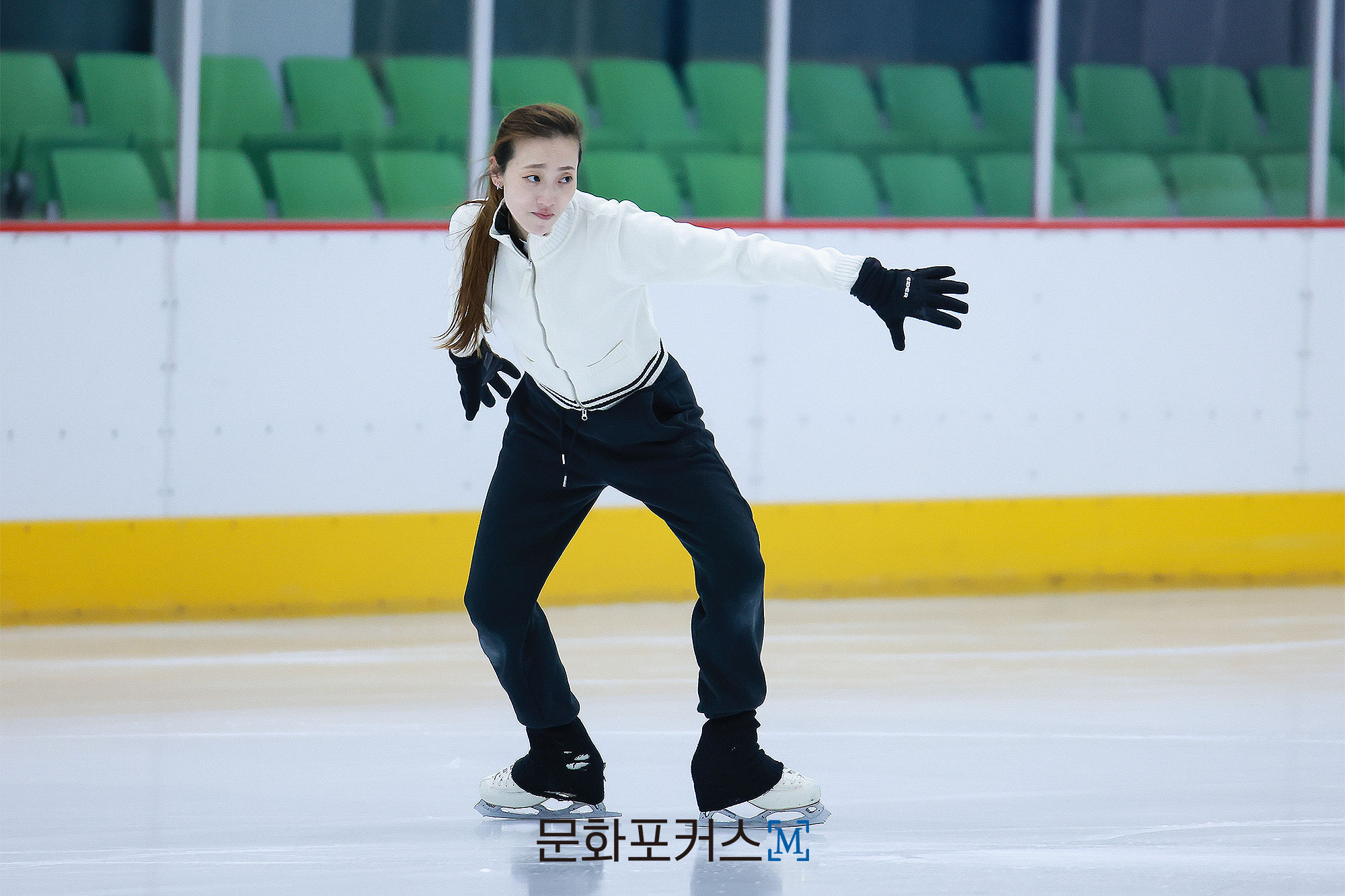 피겨스케이팅 안무를 지도 중인 신예지 | 사진 = 박지민