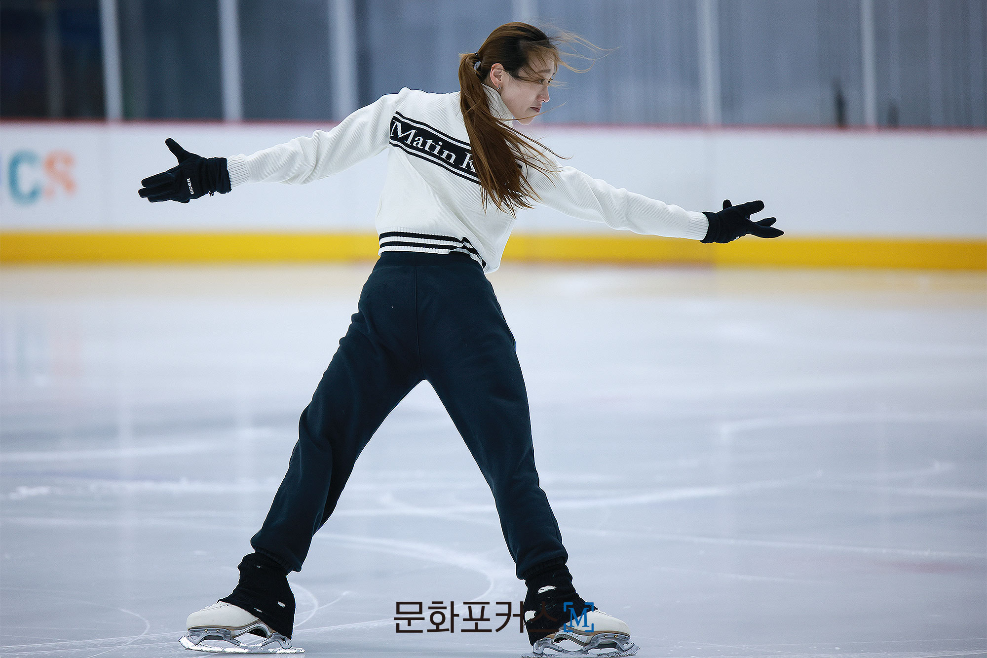 피겨스케이팅 안무를 지도 중인 신예지 | 사진 = 박지민