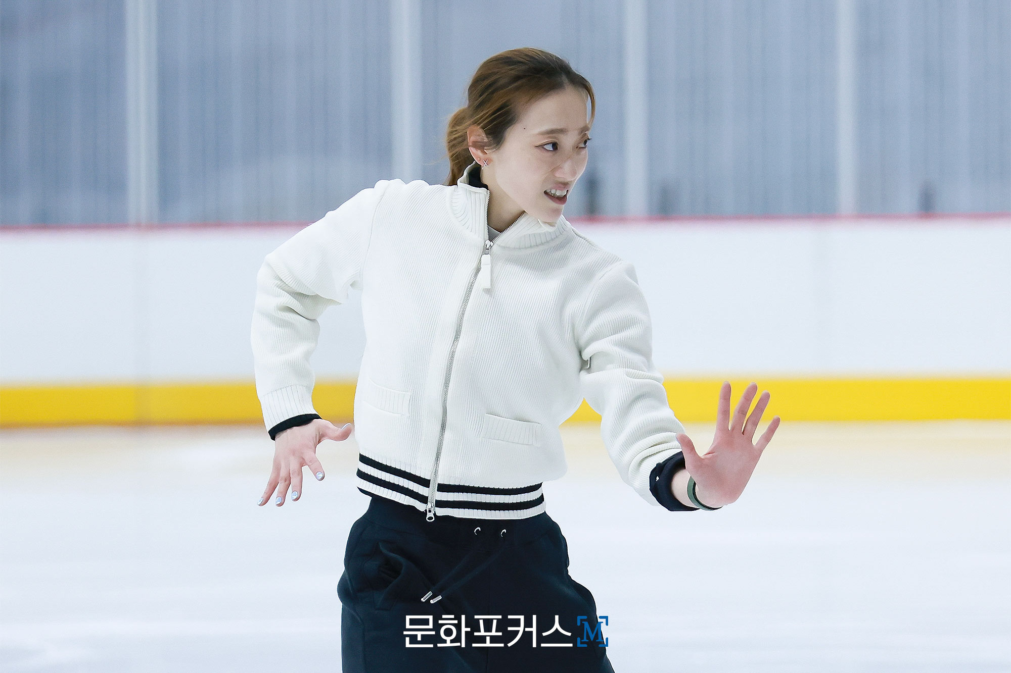 피겨스케이팅 안무를 지도 중인 신예지 | 사진 = 박지민