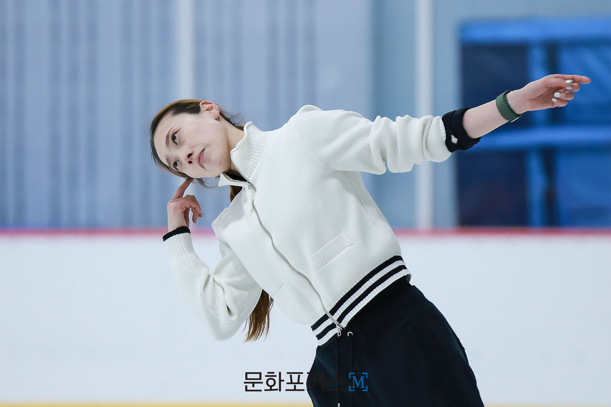 피겨스케이팅 안무를 지도 중인 신예지 | 사진 = 박지민