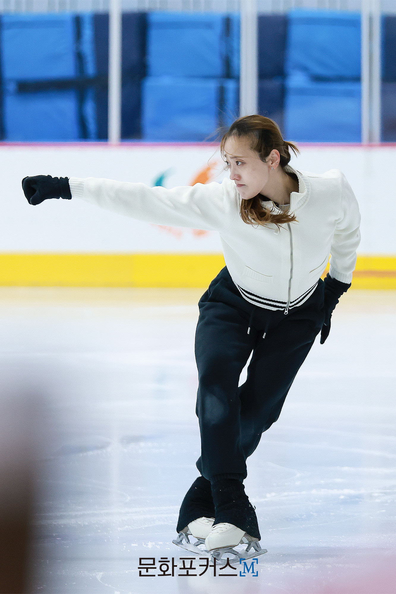 피겨스케이팅 안무를 지도 중인 신예지 | 사진 = 박지민