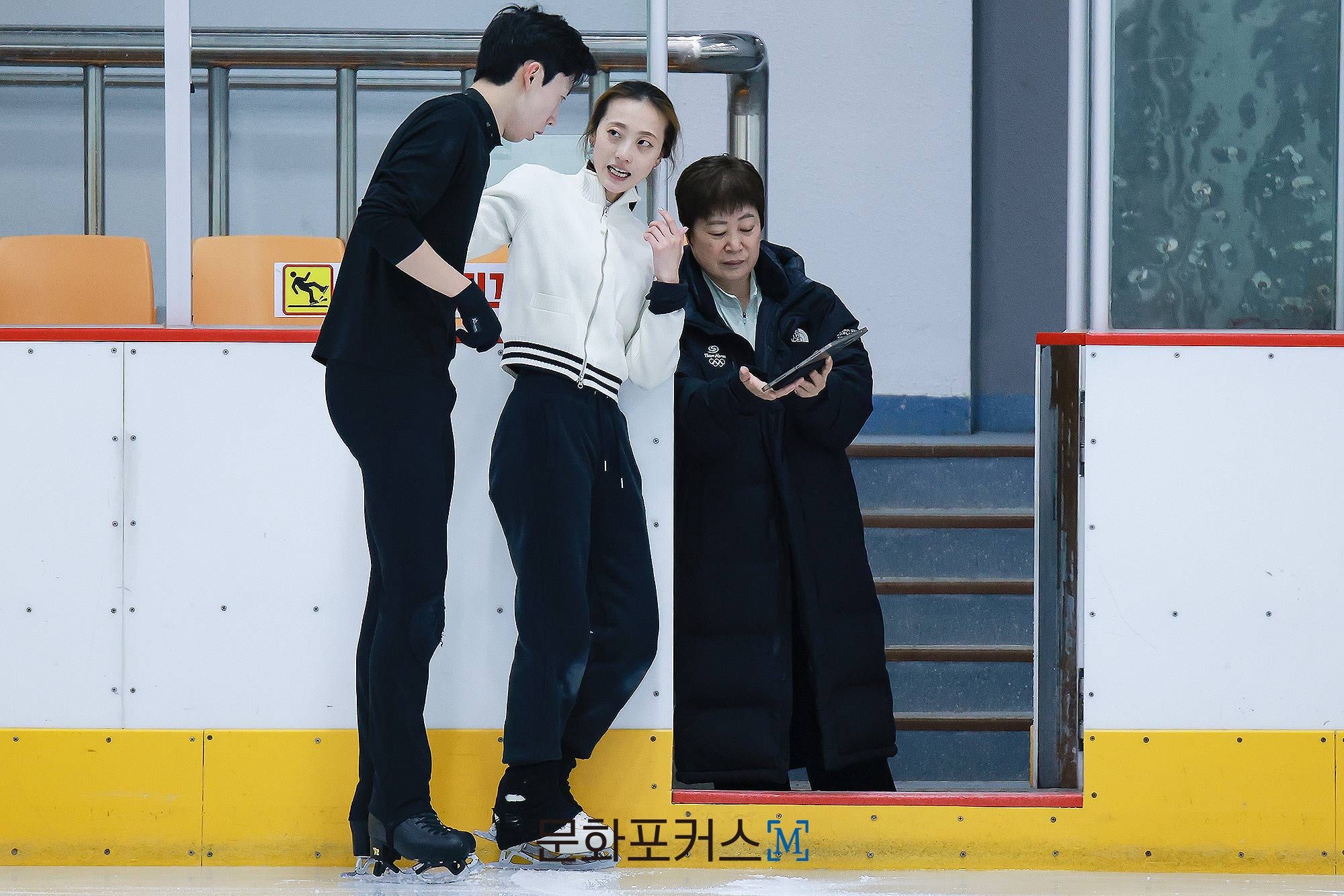 피겨스케이팅 안무를 완성하고 있는 신예지와 이시형 | 사진 = 박지민