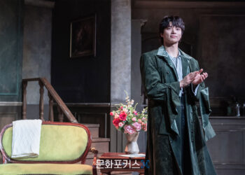 [리뷰] 연극 ‘슈만’, 예술과 관계의 경계에 선 세 인물의 초상