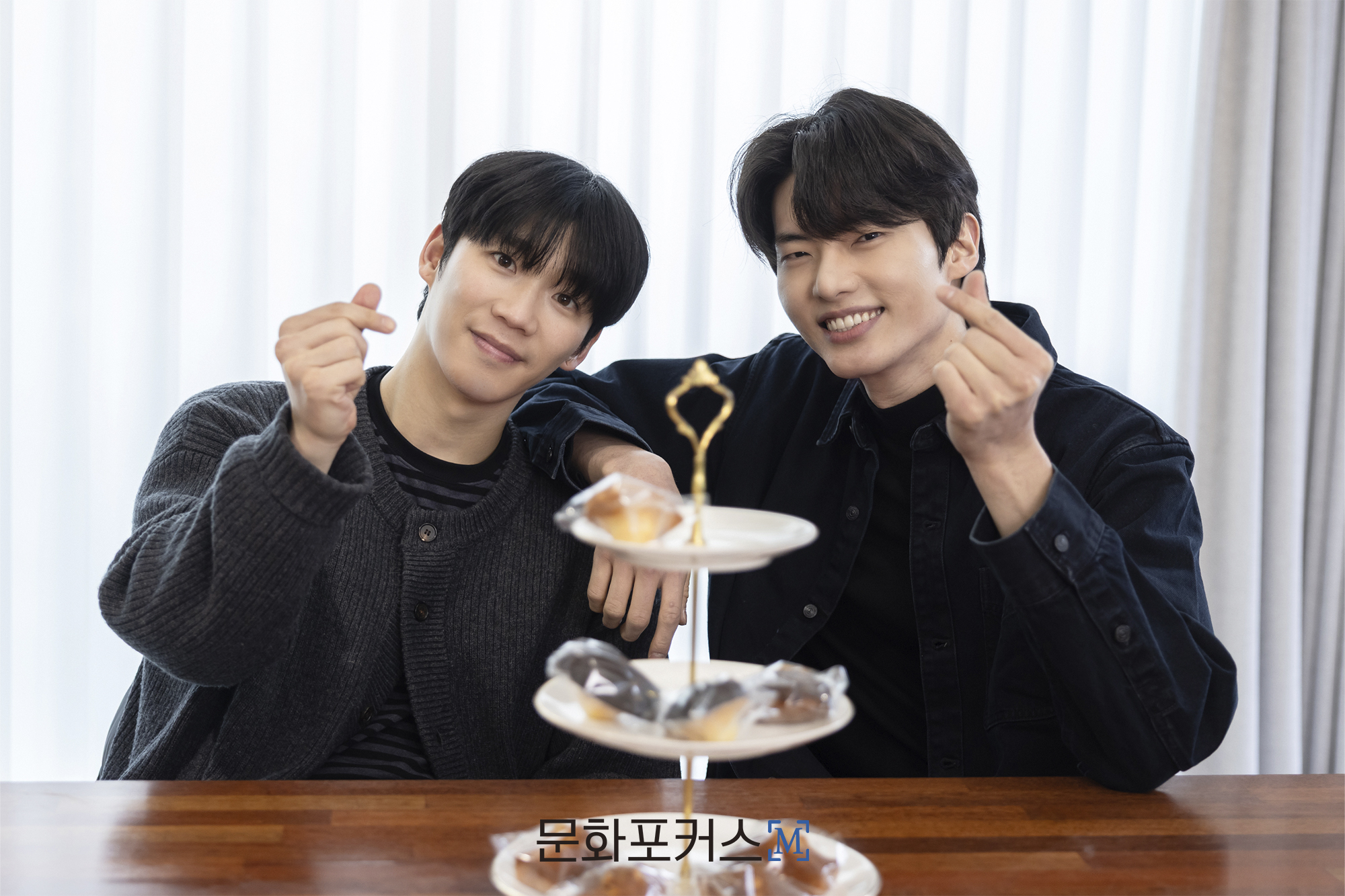 연극 '엘시노어'에 출연 중인 배우 허영손과 강은빈 | 사진 = 이지윤 기자