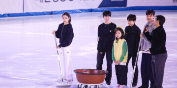 [현장스케치] 선수·팬 한데 모여 즐긴 인간 컬링 게임