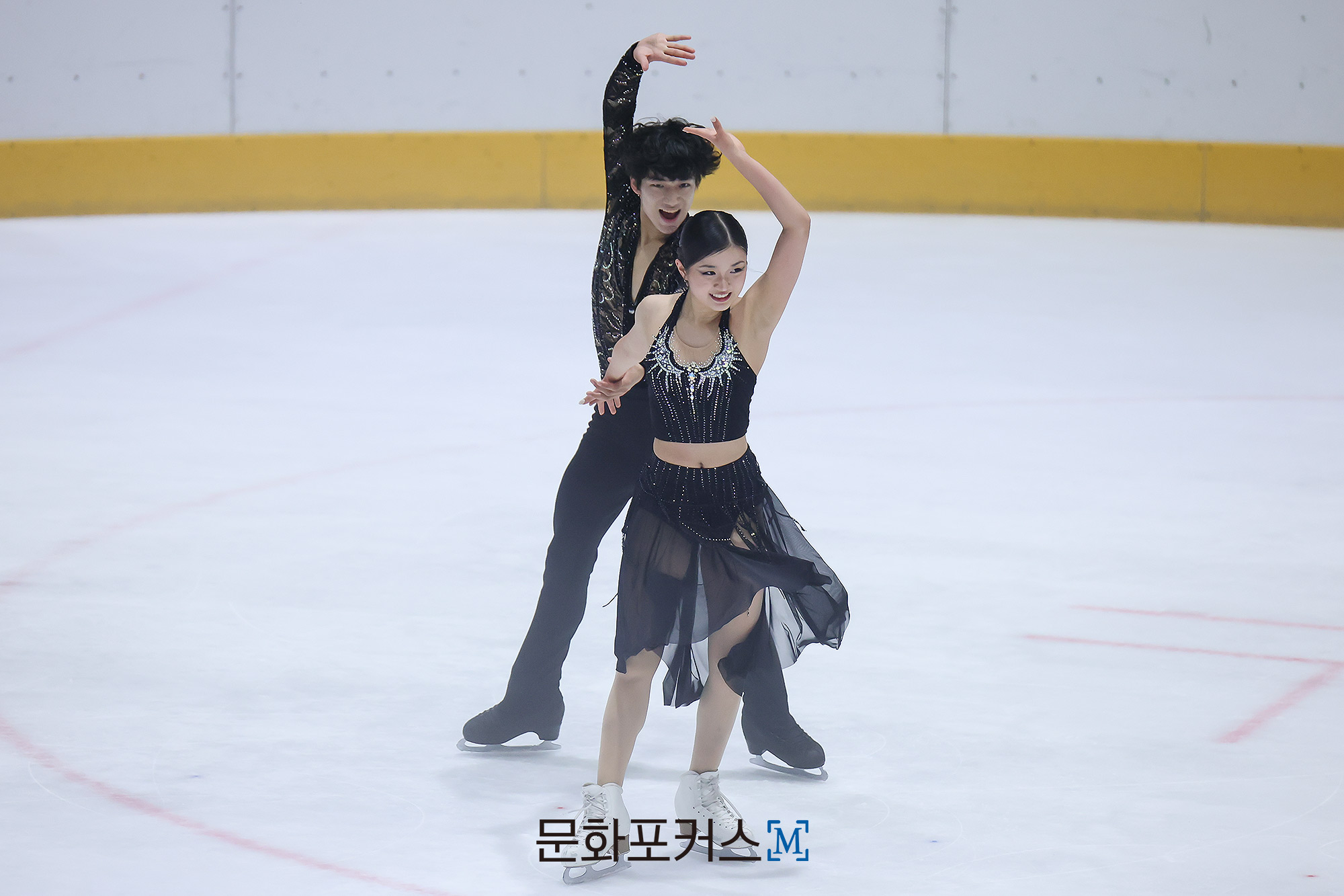 유레이나-챈 핸릭 조가 2026 ISU 피겨 주니어 그랑프리 선발전 리듬 댄스 전 연습에 임하고 있다.